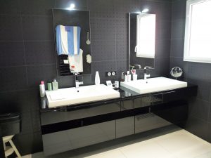 Meuble salle de bains laqué noir brillant